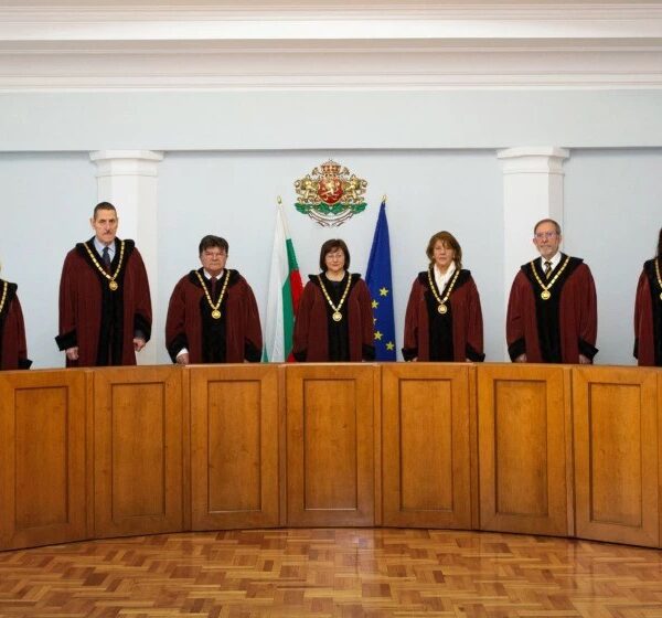 Конституционният съд се произнася по исканията на Румен Радев