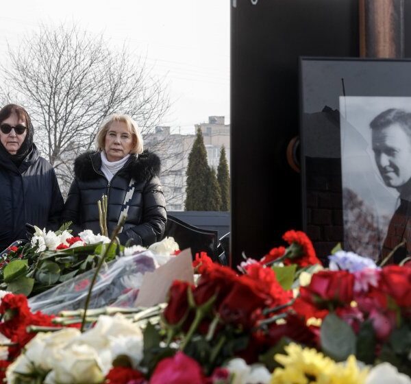 Майката на Навални занесе цветя на гроба на детето си, ден след погребението му