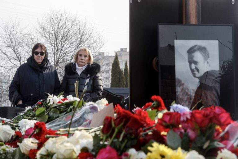 Майката на Навални занесе цветя на гроба на детето си, ден след погребението му