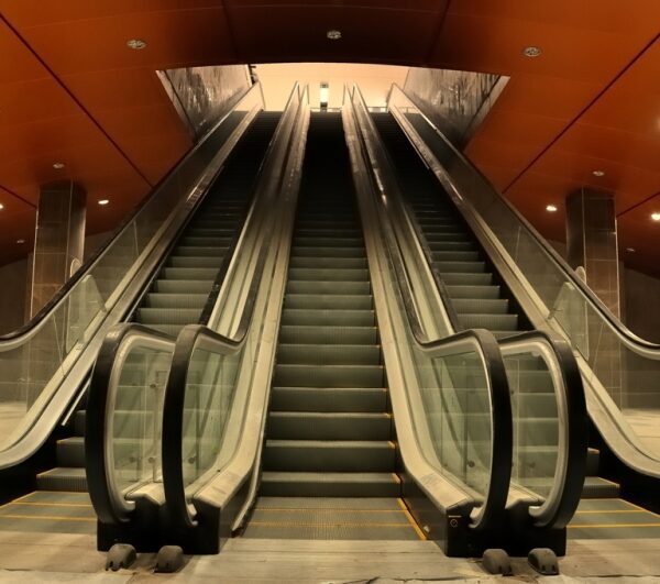 СРАМ: Терзиев, защо не работят ескалаторите на метрото?
