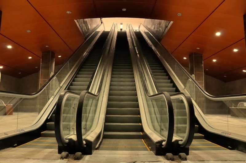 СРАМ: Терзиев, защо не работят ескалаторите на метрото?