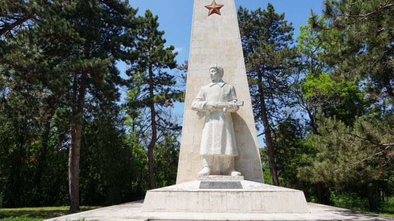 ПОЗОР! Европейски шампиони: Вижте колко паметника на Червената армия окупаторка има у нас