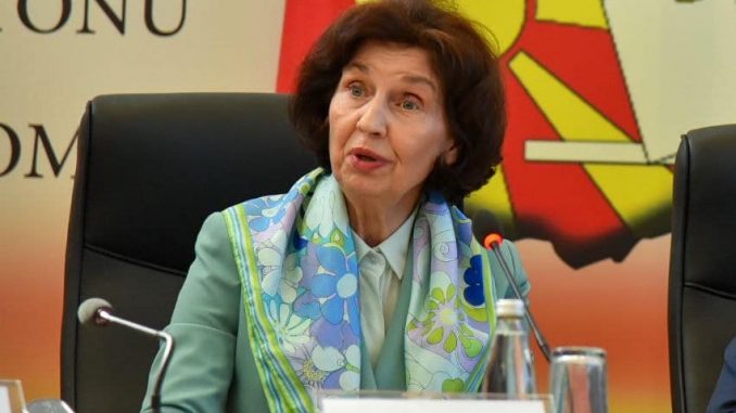 Президентката на РС Македония тропна по масата насред скандала: Имам право да…