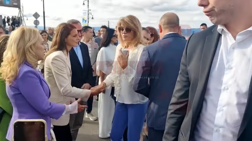 Възможно ли е: Десислава Радева сочи с пръст президента: Той ме бие! ВИДЕО