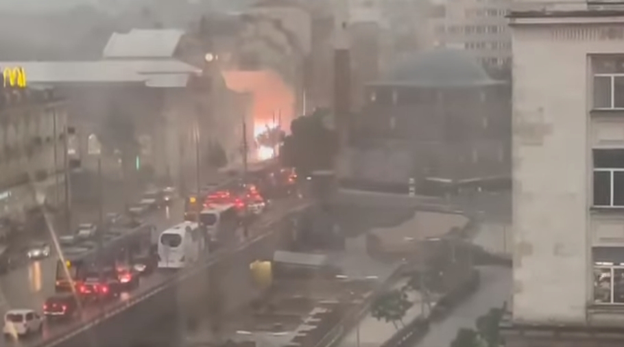 Инфарктно! Огнен ад в сърцето на София, гори сграда срещу джамията ВИДЕО