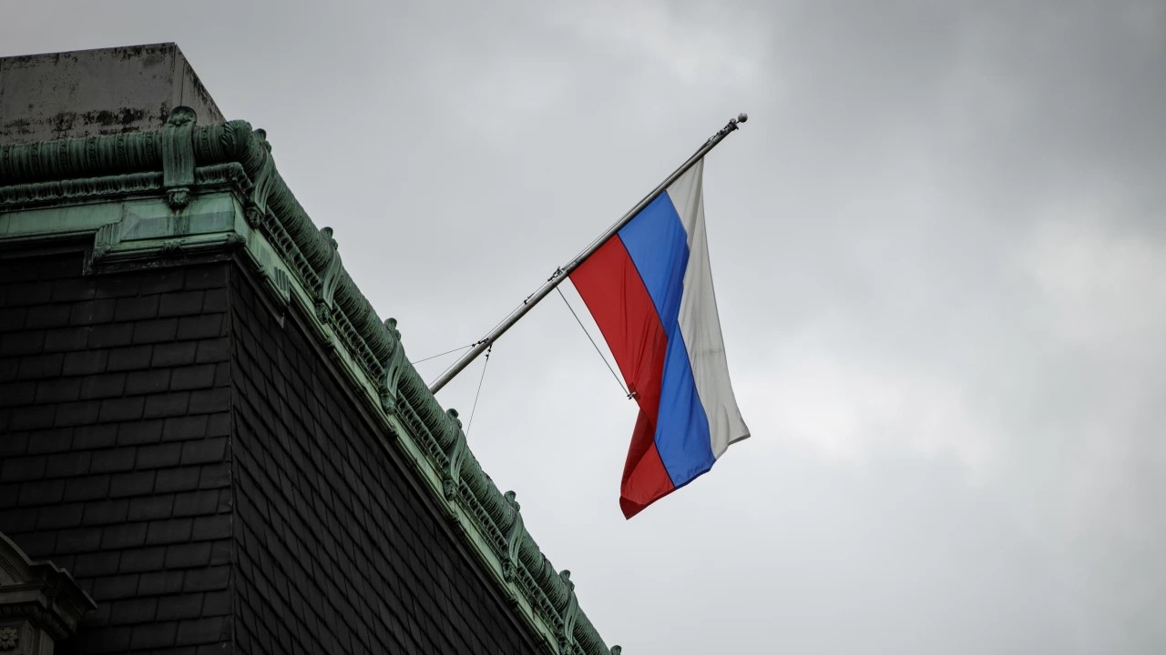 МЕГА скандал с руското знаме пред Общината в Дупница