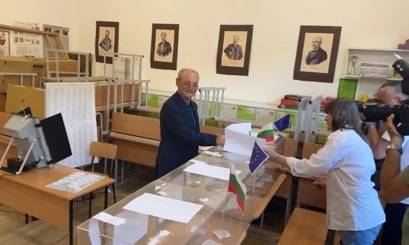 Ранобуден Ахмед Доган гласува на хартия, жена от комисията без малко да направи грешка ВИДЕО