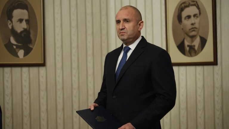 Президентът Румен Радев връчва втория мандат на ПП-ДБ
